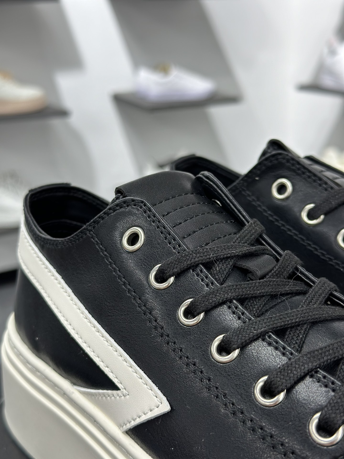 240 SMFK Compass Meteor Dark Night Low 黑夜流星系列低帮帆布休闲松糕做旧小脏板鞋“皮革黑白LOGO”S0002BSH