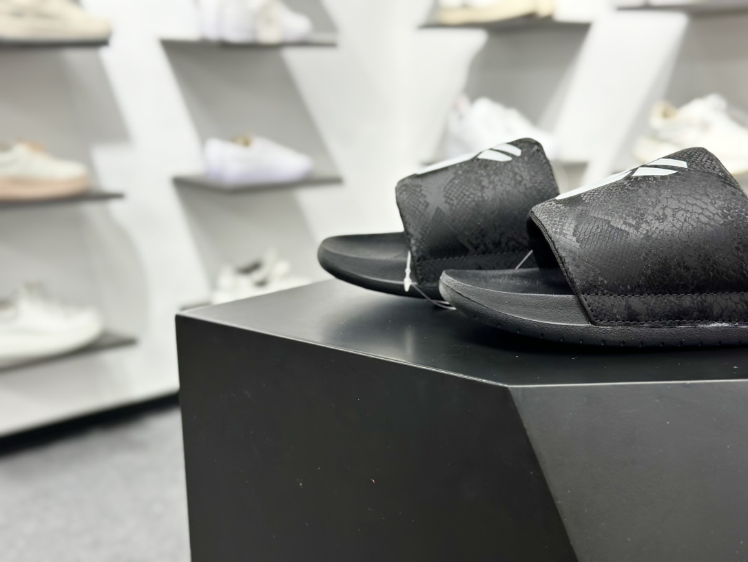 110 Kobe Bryant x Nike Offcourt Slides ”White”室外沙滩休闲运动一字拖鞋“蛇纹全白LOGO” IF2870-100