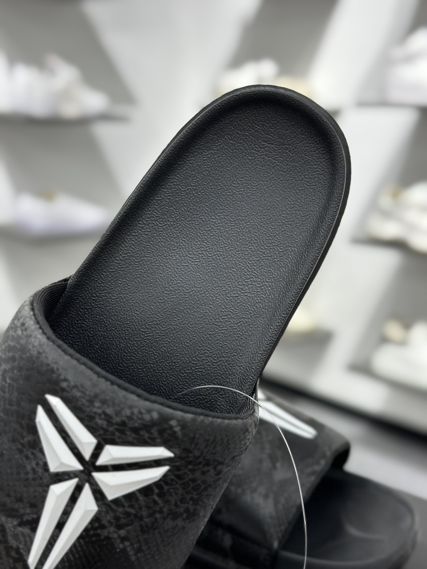 110 Kobe Bryant x Nike Offcourt Slides ”White”室外沙滩休闲运动一字拖鞋“蛇纹全白LOGO” IF2870-100