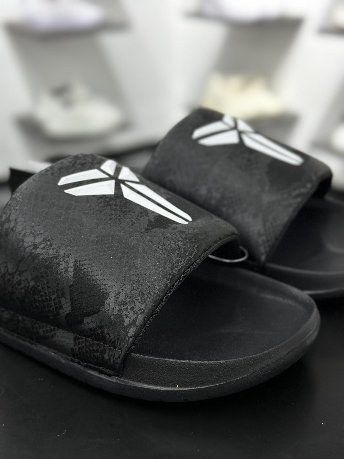 110 Kobe Bryant x Nike Offcourt Slides ”White”室外沙滩休闲运动一字拖鞋“蛇纹全白LOGO” IF2870-100
