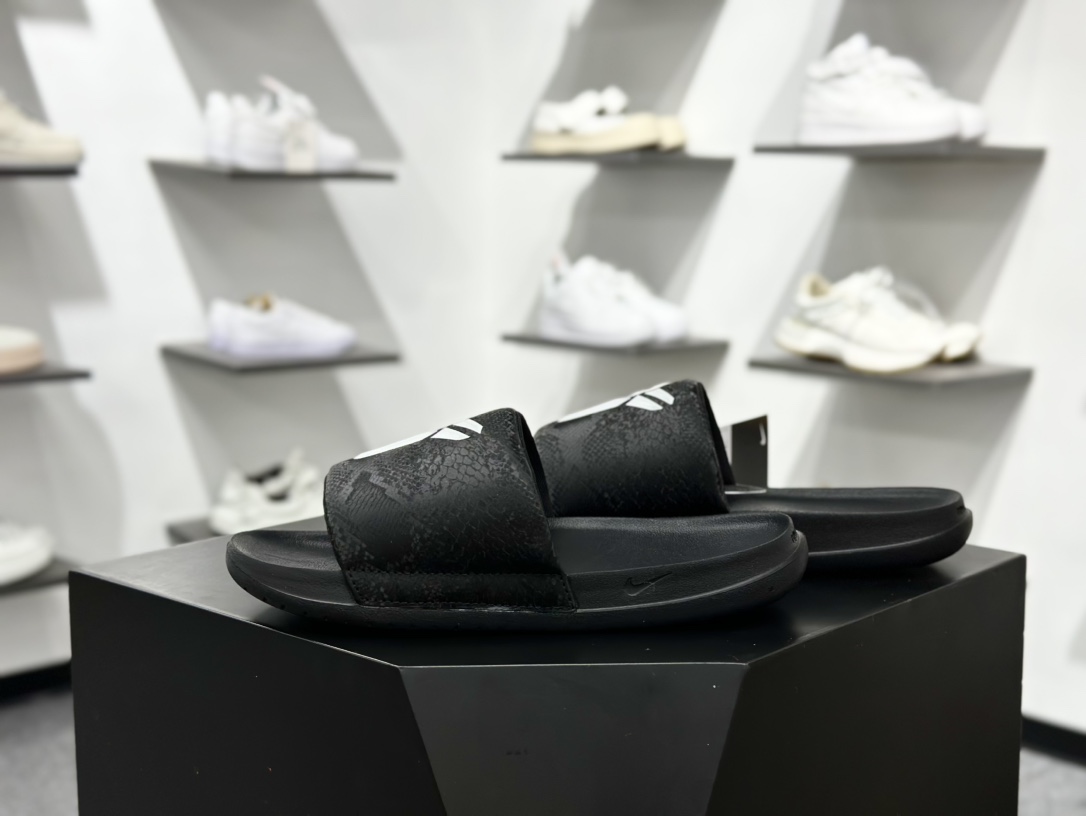 110 Kobe Bryant x Nike Offcourt Slides ”White”室外沙滩休闲运动一字拖鞋“蛇纹全白LOGO” IF2870-100