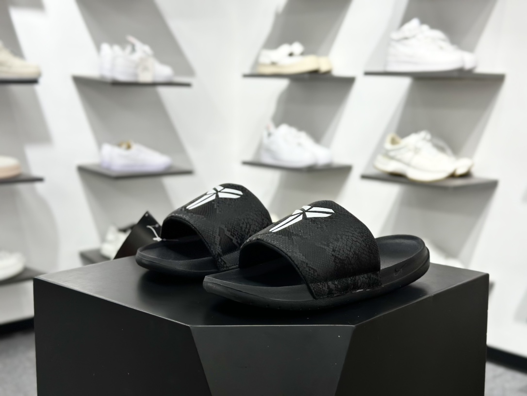 110 Kobe Bryant x Nike Offcourt Slides ”White”室外沙滩休闲运动一字拖鞋“蛇纹全白LOGO” IF2870-100