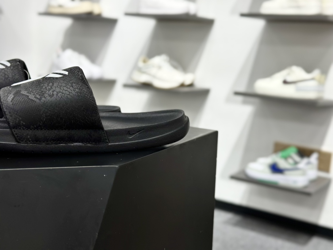 110 Kobe Bryant x Nike Offcourt Slides ”White”室外沙滩休闲运动一字拖鞋“蛇纹全白LOGO” IF2870-100
