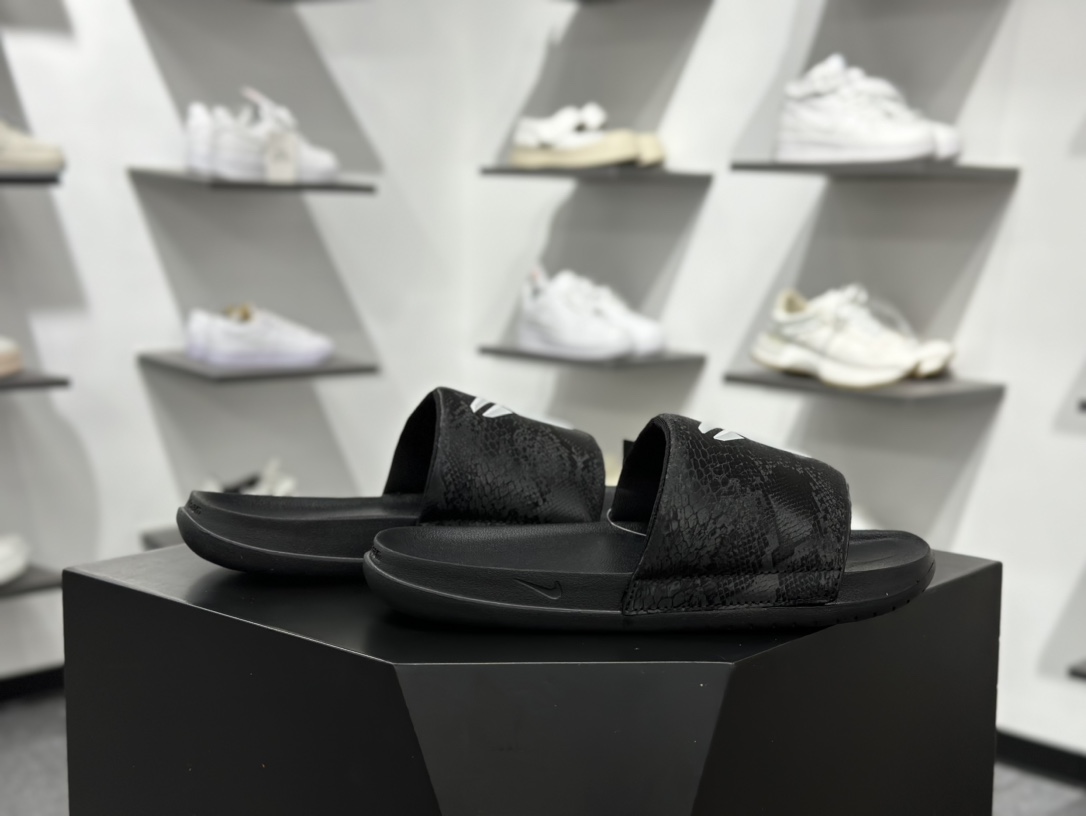 110 Kobe Bryant x Nike Offcourt Slides ”White”室外沙滩休闲运动一字拖鞋“蛇纹全白LOGO” IF2870-100