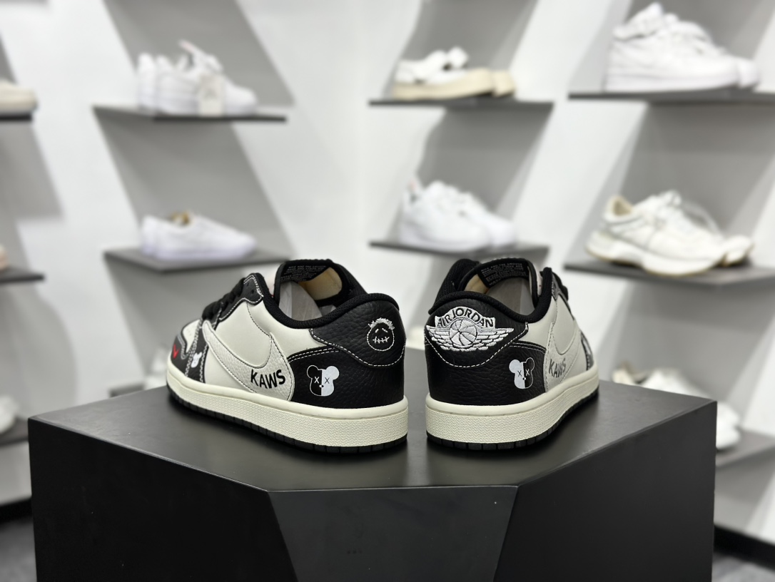 Travis Scott x Nike Air Jordan 1 Low x KAWS Air Jordan 1 Low 反转黑白小勾倒钩 XZ5749-004