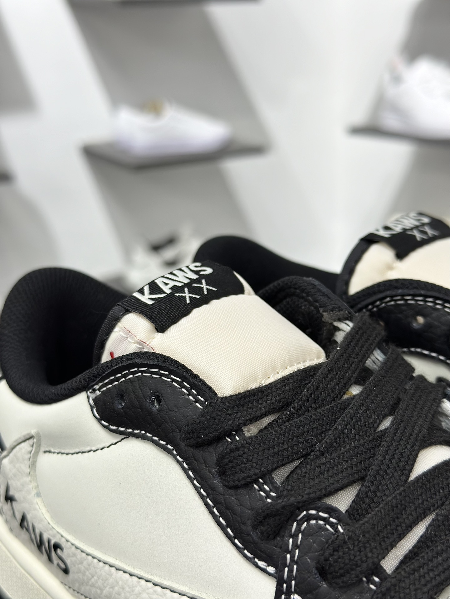 Travis Scott x Nike Air Jordan 1 Low x KAWS Air Jordan 1 Low 反转黑白小勾倒钩 XZ5749-004