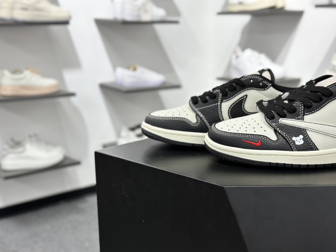 Travis Scott x Nike Air Jordan 1 Low x KAWS Air Jordan 1 Low 反转黑白小勾倒钩 XZ5749-004