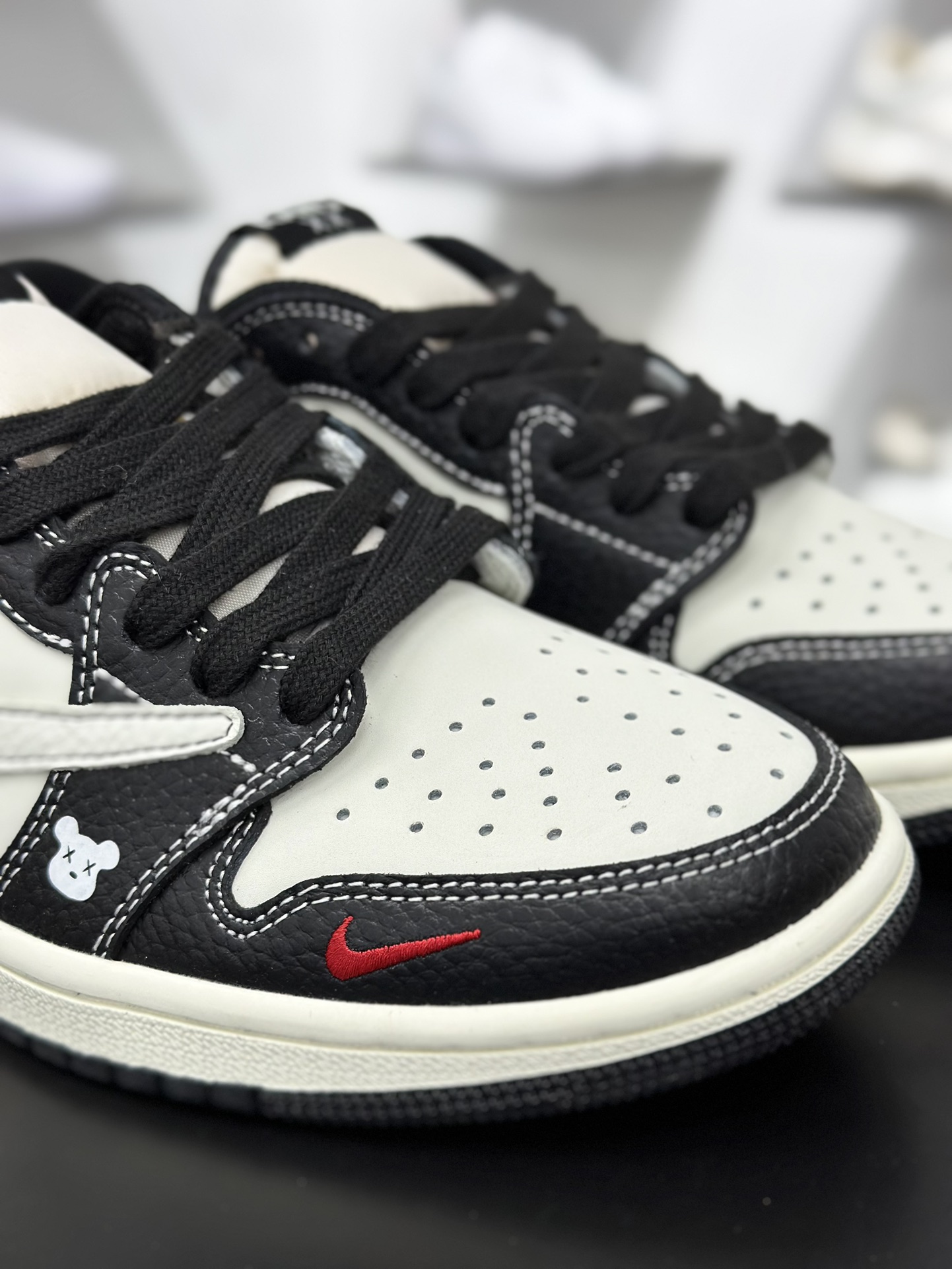Travis Scott x Nike Air Jordan 1 Low x KAWS Air Jordan 1 Low 反转黑白小勾倒钩 XZ5749-004