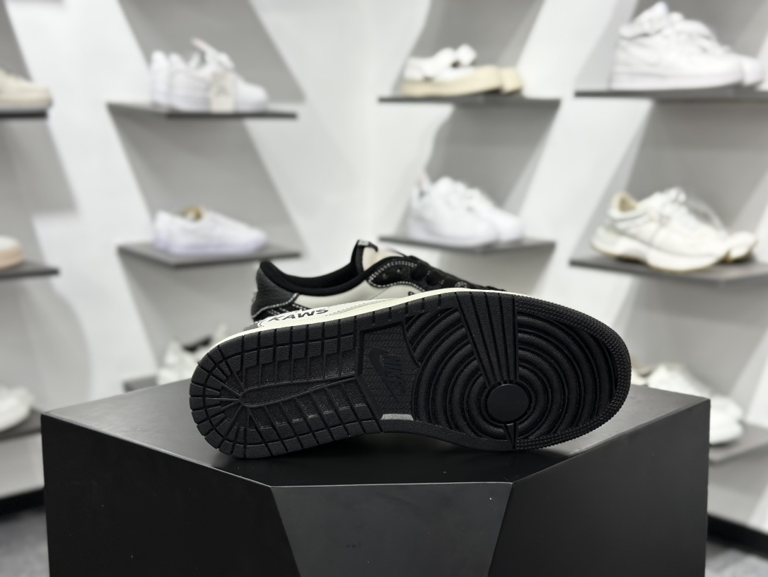 Travis Scott x Nike Air Jordan 1 Low x KAWS Air Jordan 1 Low 反转黑白小勾倒钩 XZ5749-004