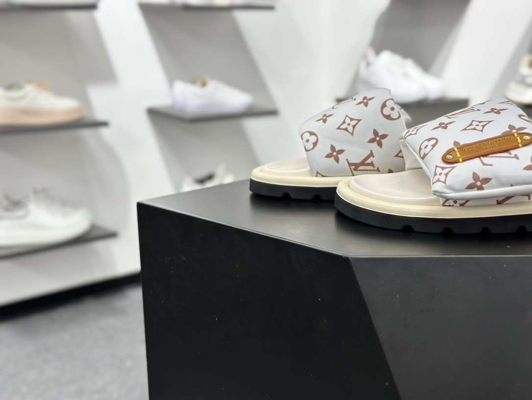 LV 驴牌L家 浮雕logo 压花凉拖鞋本款 Pool Pillow Comfort 平底凉拖取材科技织物
