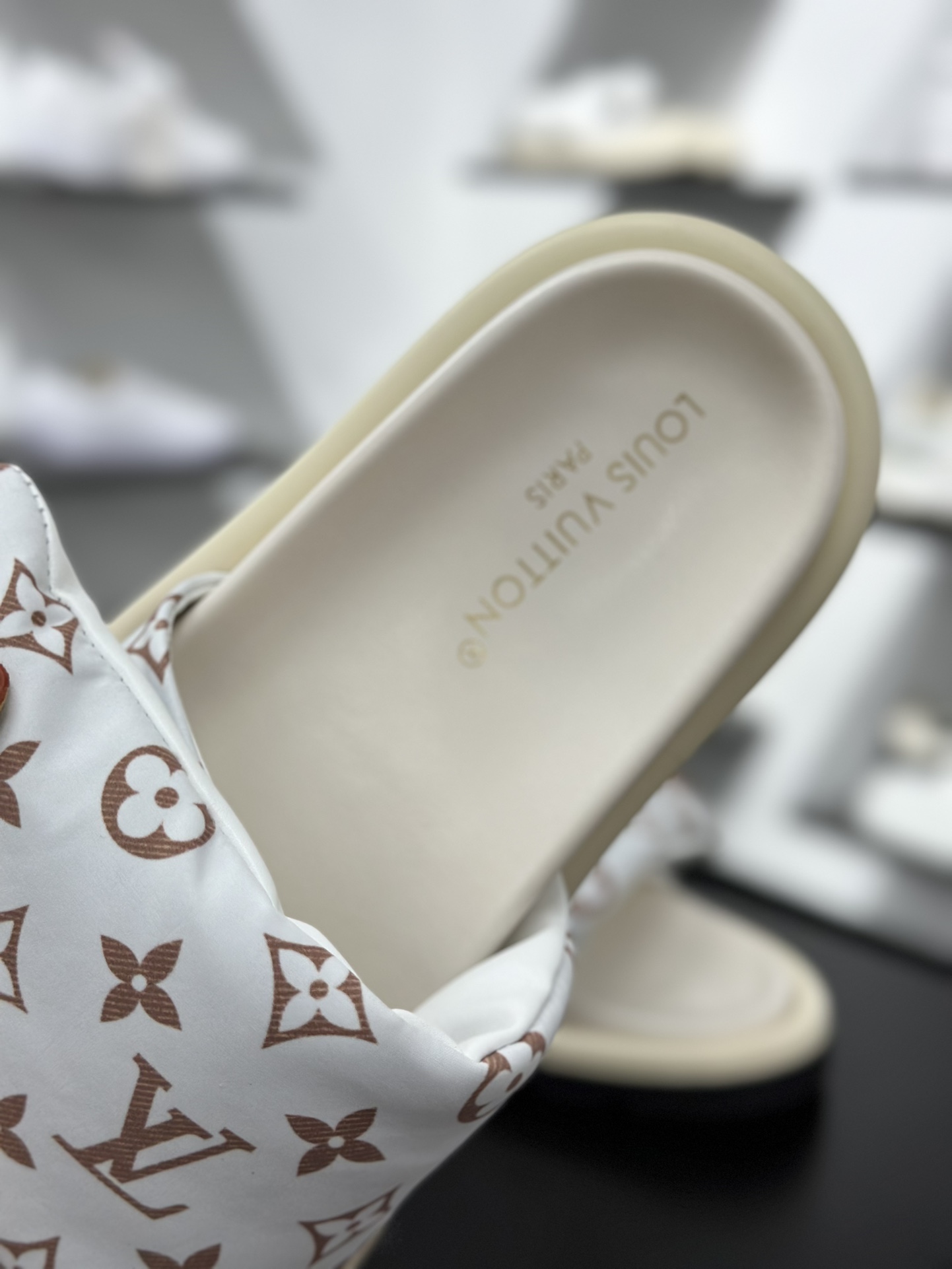 LV 驴牌L家 浮雕logo 压花凉拖鞋本款 Pool Pillow Comfort 平底凉拖取材科技织物