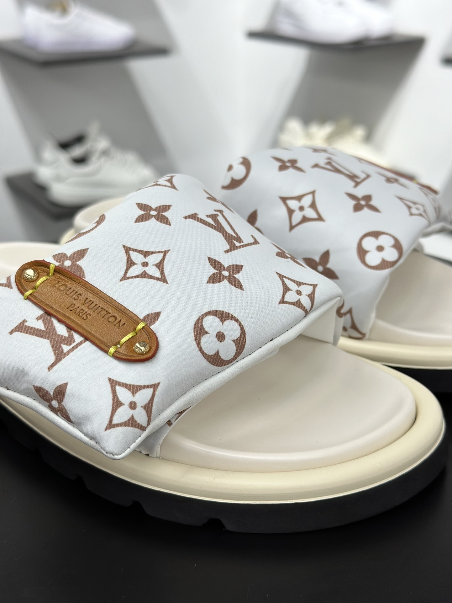 LV 驴牌L家 浮雕logo 压花凉拖鞋本款 Pool Pillow Comfort 平底凉拖取材科技织物