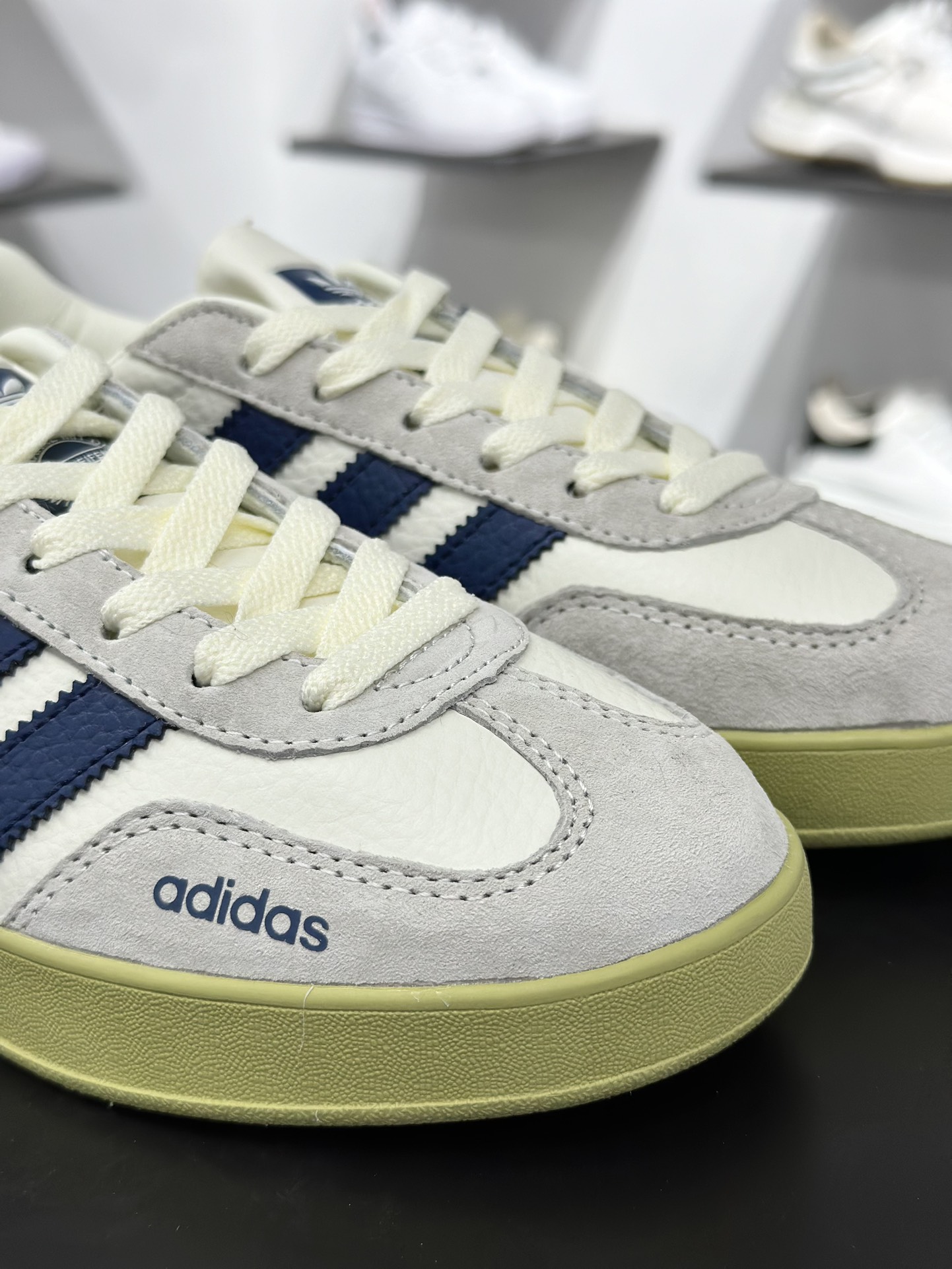 adidas originals Samba OG 此款以简约大方的造型设计 DD6002