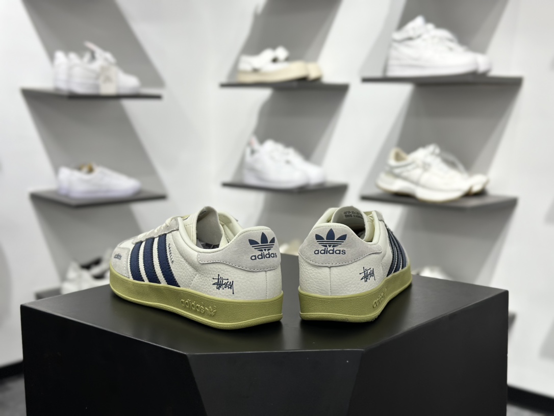 adidas originals Samba OG 此款以简约大方的造型设计 DD6002