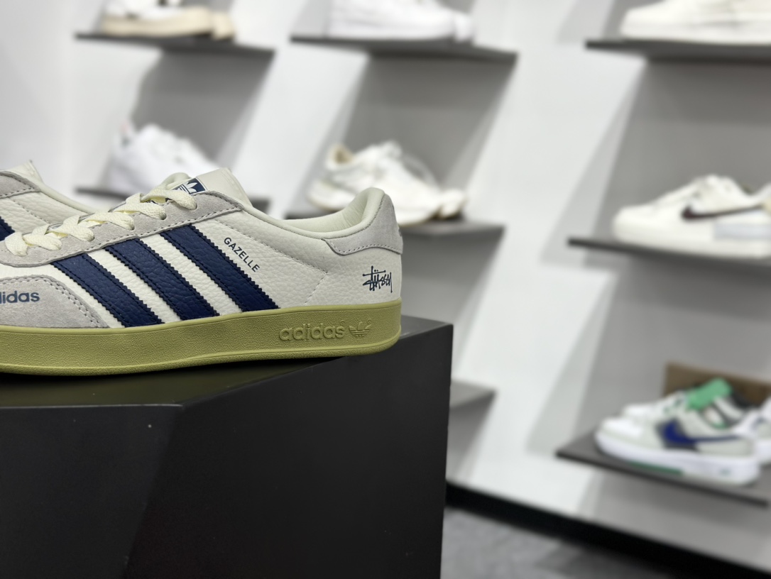 adidas originals Samba OG 此款以简约大方的造型设计 DD6002