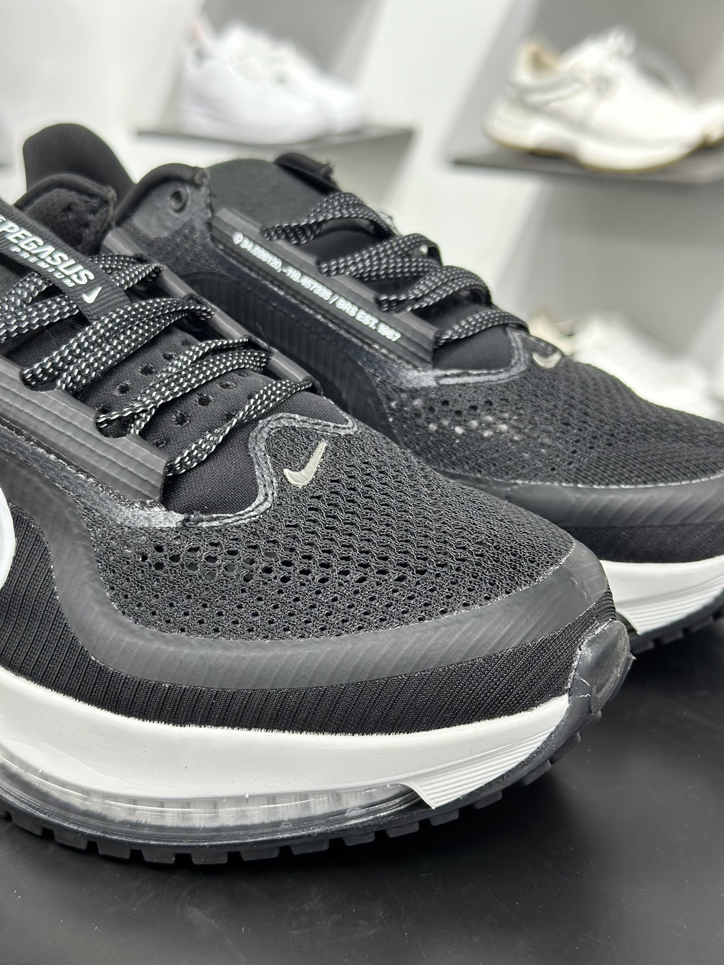2025年跑鞋王者降临 耐克推出的顶级飞马 Nike Pegasus Premium 全掌气垫 纤维气柱网面跑步鞋 HQ2592-100