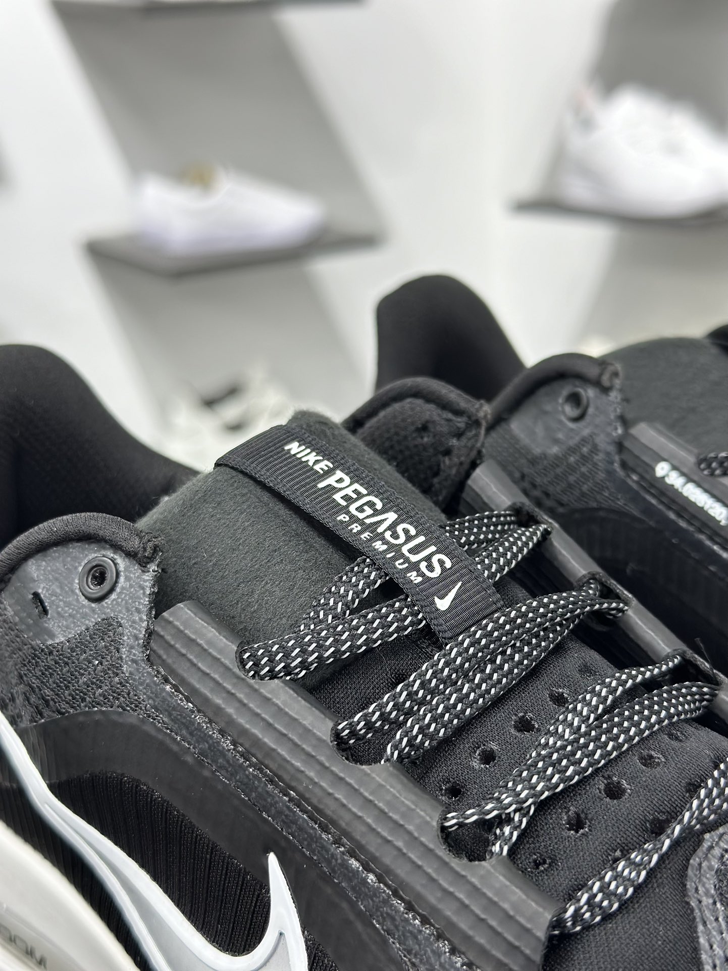2025年跑鞋王者降临 耐克推出的顶级飞马 Nike Pegasus Premium 全掌气垫 纤维气柱网面跑步鞋 HQ2592-100