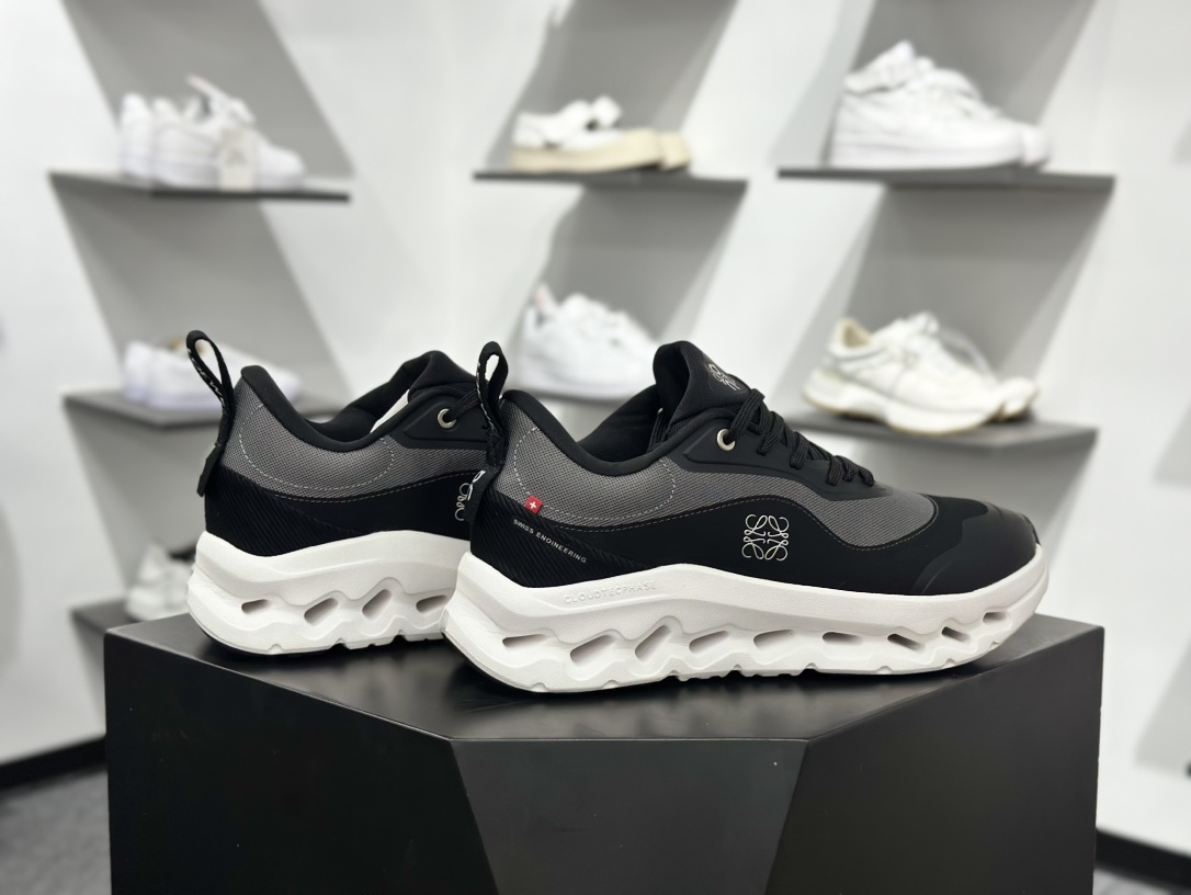 On昂跑 Cloudtilt Loewe 户外街头机能风跑步鞋