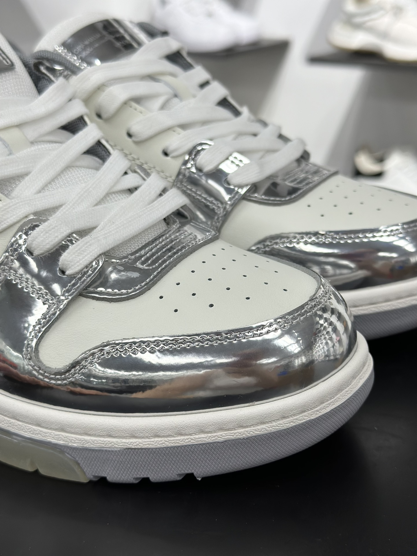 Off-White Out of Office 低帮复古休闲鞋