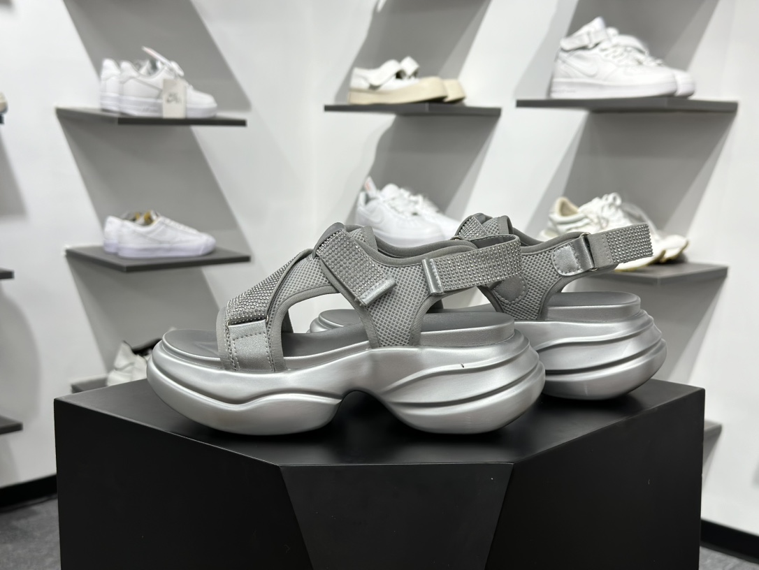 GG-CC明星同款 水钻凉鞋 一双拖鞋穿遍夏天