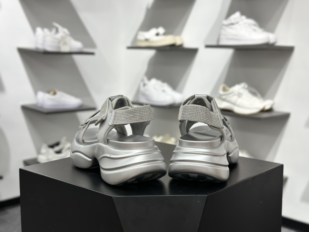 GG-CC明星同款 水钻凉鞋 一双拖鞋穿遍夏天