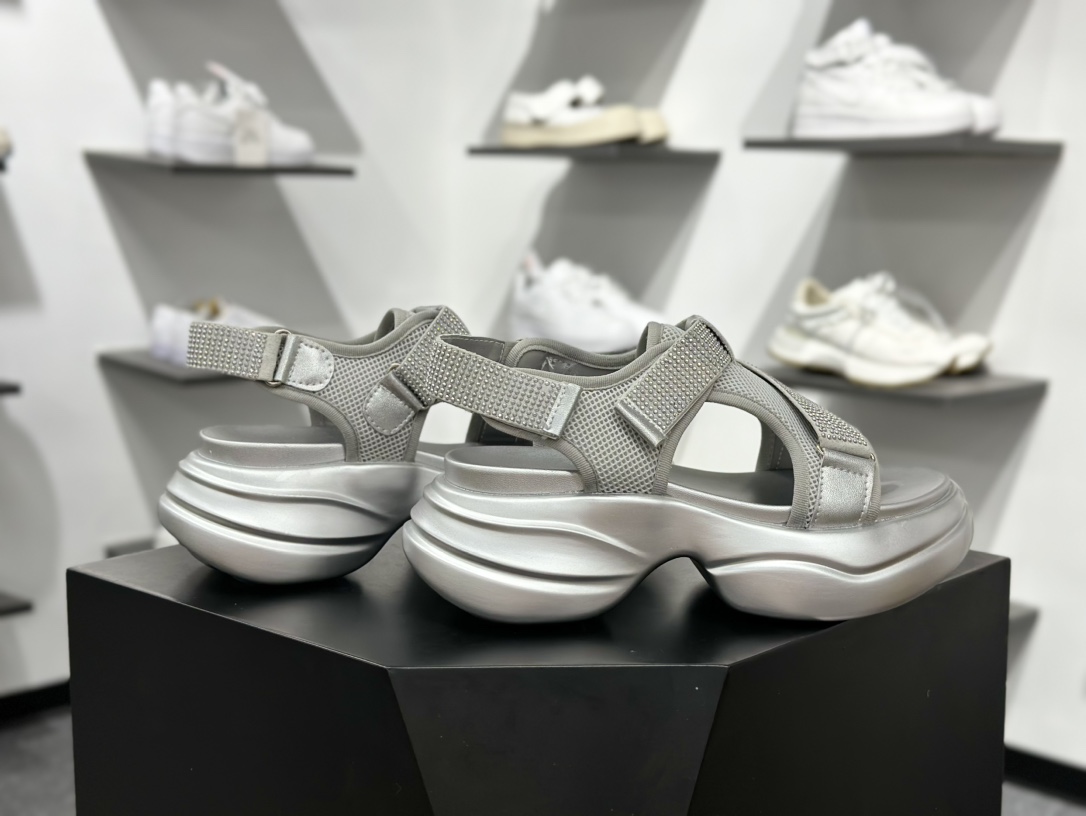 GG-CC明星同款 水钻凉鞋 一双拖鞋穿遍夏天