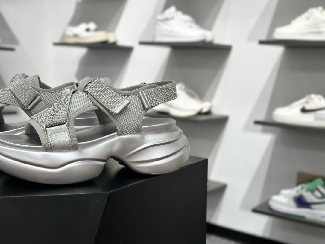 GG-CC明星同款 水钻凉鞋 一双拖鞋穿遍夏天