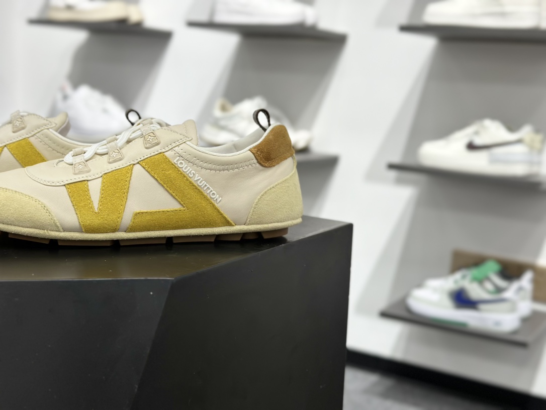 LV SNEAKERWA 芭蕾运动鞋 革勾勒绒面牛皮革饰边,再 LV SNEAKERWA 芭蕾运动鞋 革勾勒绒面牛皮革饰边,再