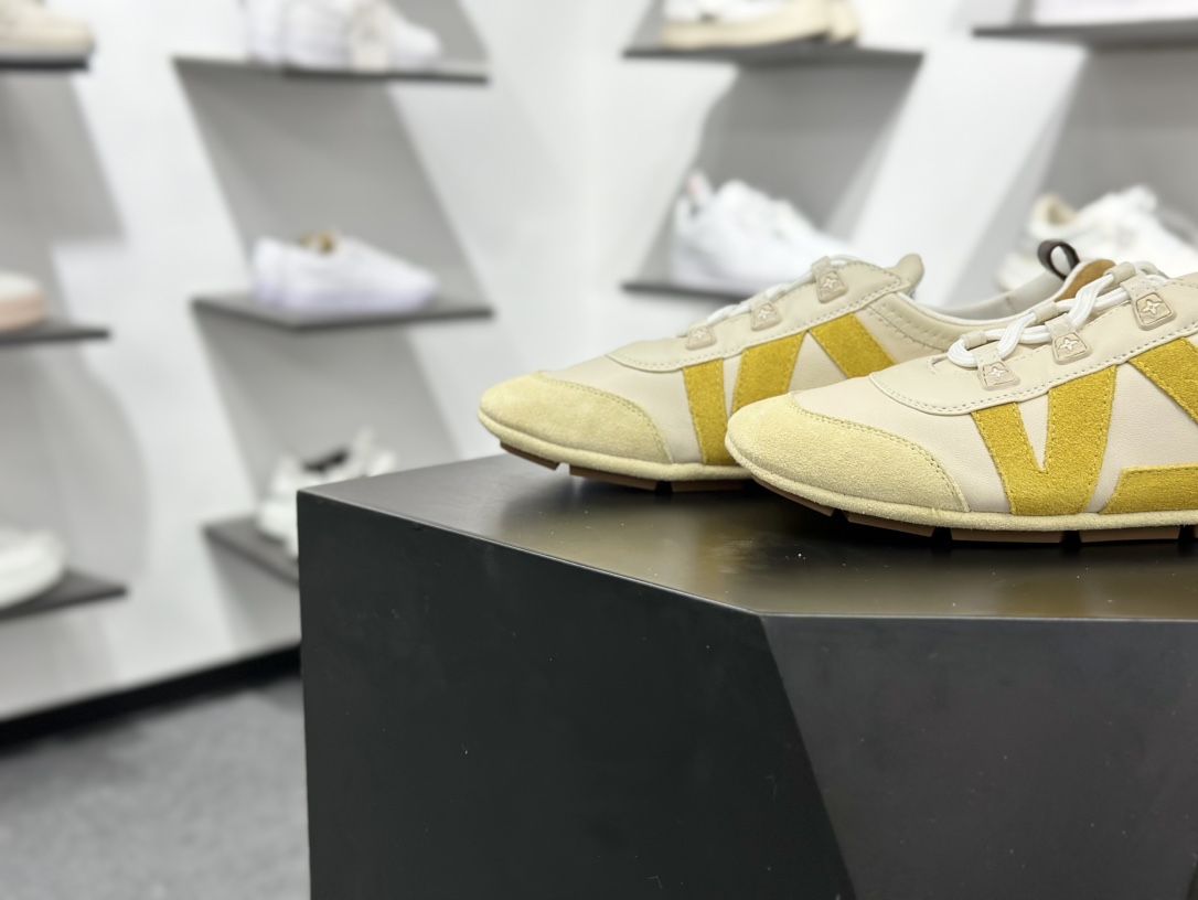 LV SNEAKERWA 芭蕾运动鞋 革勾勒绒面牛皮革饰边,再 LV SNEAKERWA 芭蕾运动鞋 革勾勒绒面牛皮革饰边,再