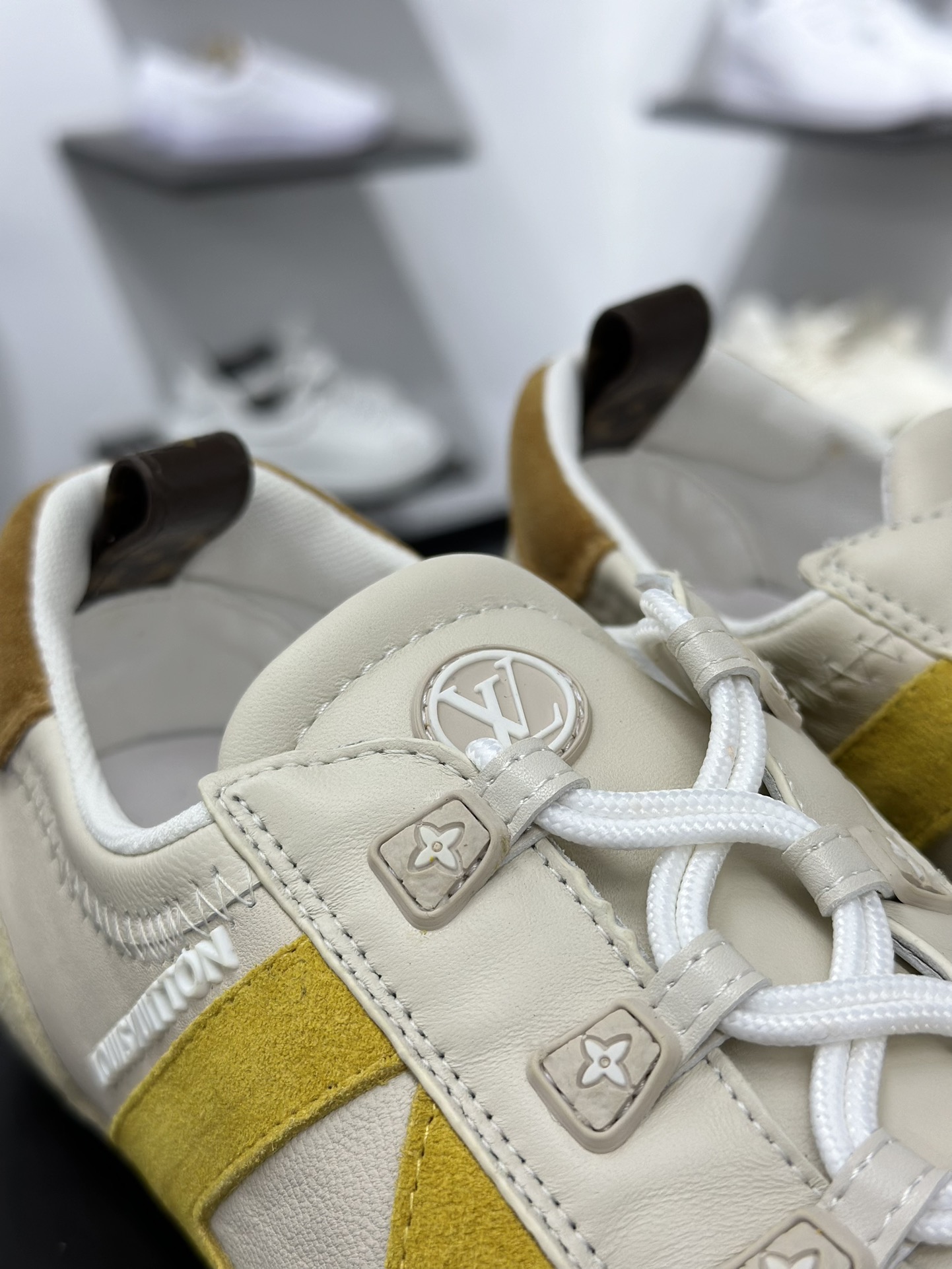 LV SNEAKERWA 芭蕾运动鞋 革勾勒绒面牛皮革饰边,再 LV SNEAKERWA 芭蕾运动鞋 革勾勒绒面牛皮革饰边,再