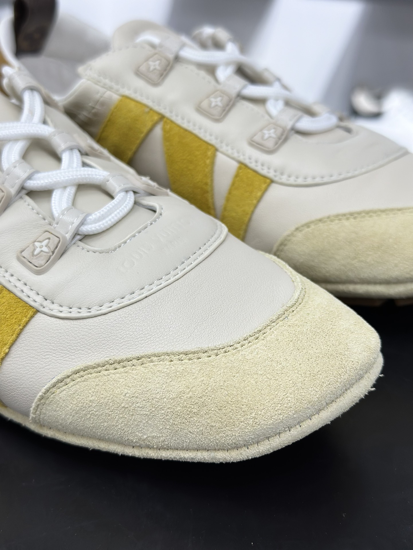 LV SNEAKERWA 芭蕾运动鞋 革勾勒绒面牛皮革饰边,再 LV SNEAKERWA 芭蕾运动鞋 革勾勒绒面牛皮革饰边,再