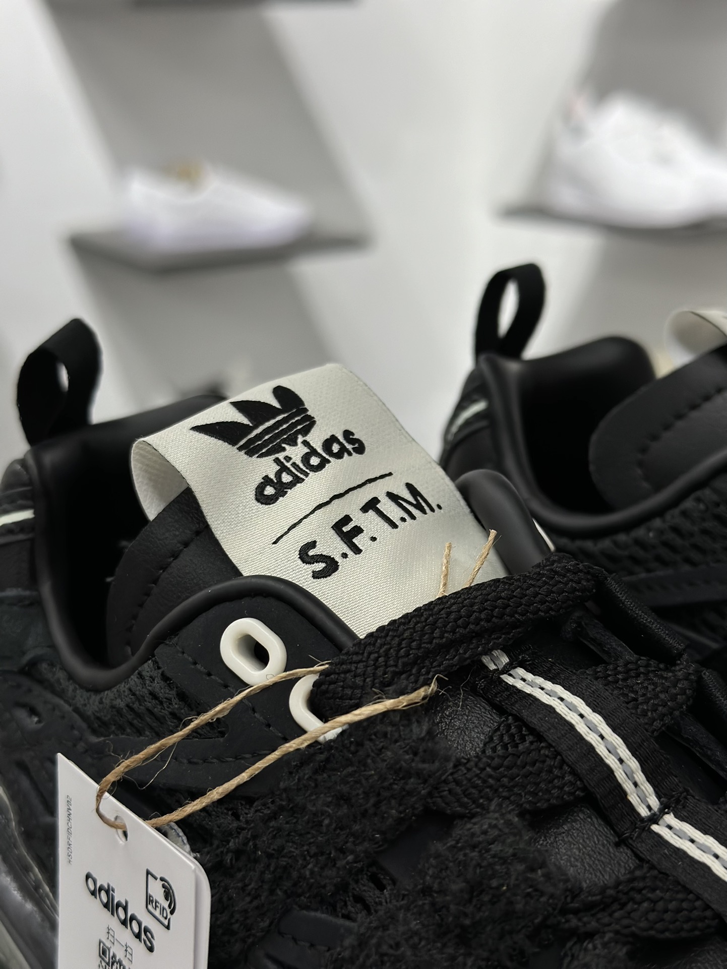 240 SFTM x AD Originals Adistar Cushion 复古前卫科技休闲运动老爹鞋 JP8416-Chinese UA Cheap High Quatity Brand Clothes Bags handbags Sneakers wholesale wholesaler seller from China Factory suppliers Fashion Clothing Shoes best Quality Beautiful Price 240 SFTM x AD Originals Adistar Cushion 复古前卫科技休闲运动老爹鞋 JP8416