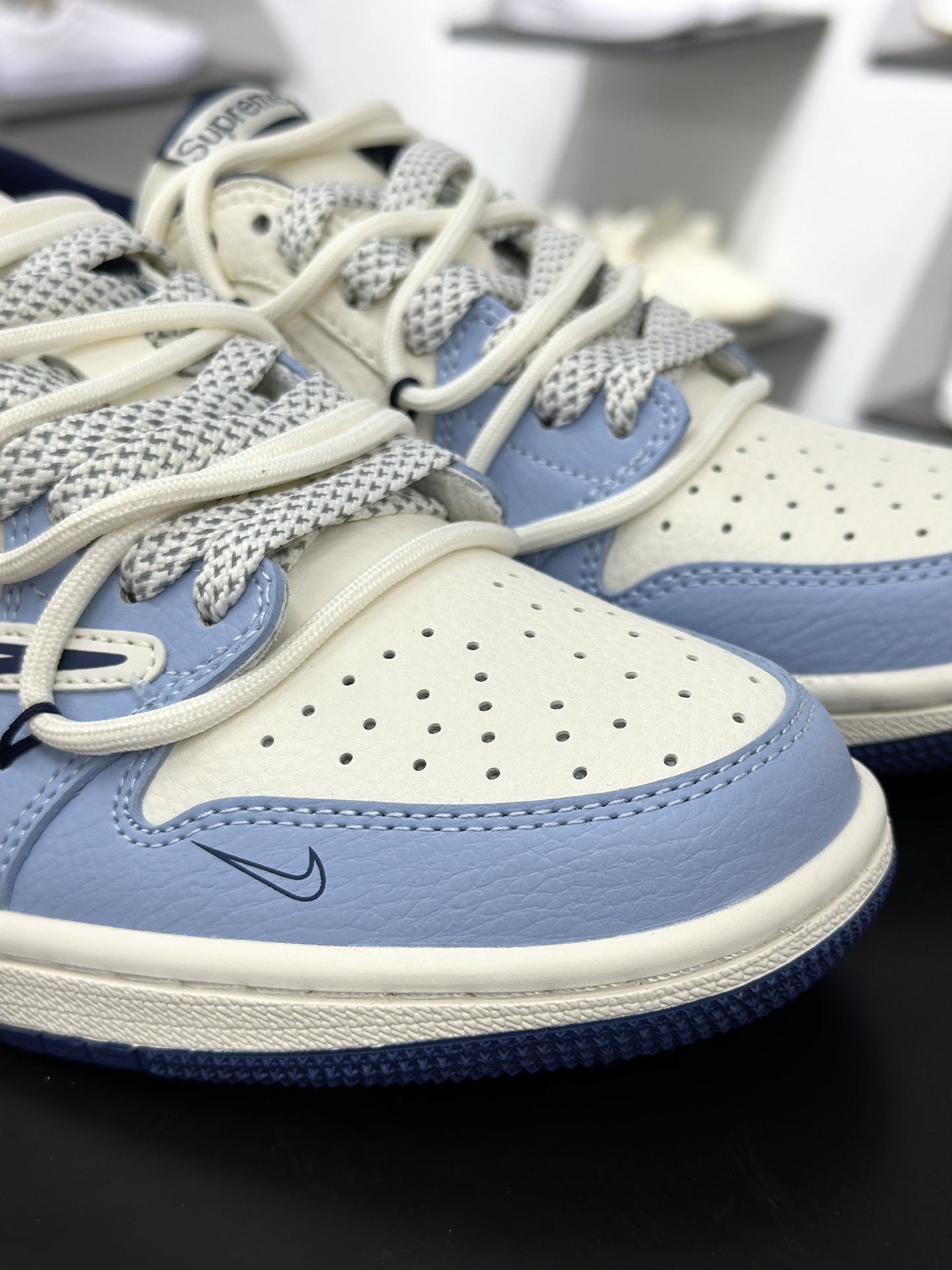 Travis Scott x Fragment Design x Air Jordan 1 Low OG SP AJ1 乔1 Supreme联名 白蓝抽绳 低帮文化休闲板鞋  DM6868-106