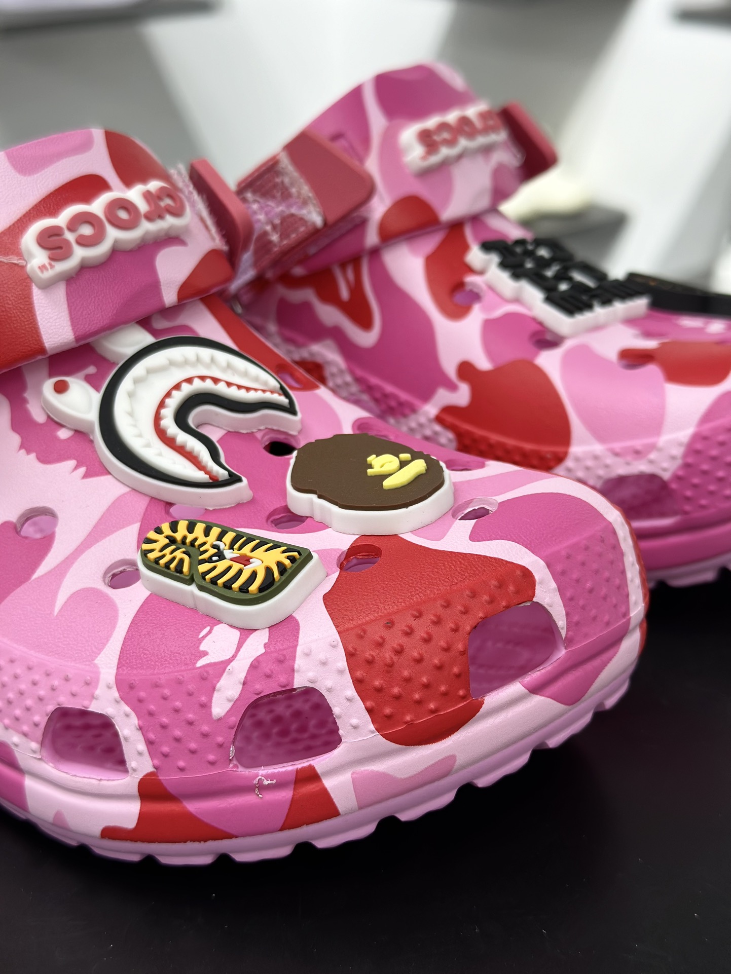 BATHING APE x Crocs Classic clog 卡骆驰Bape联名迷彩印花舒适百搭洞洞鞋