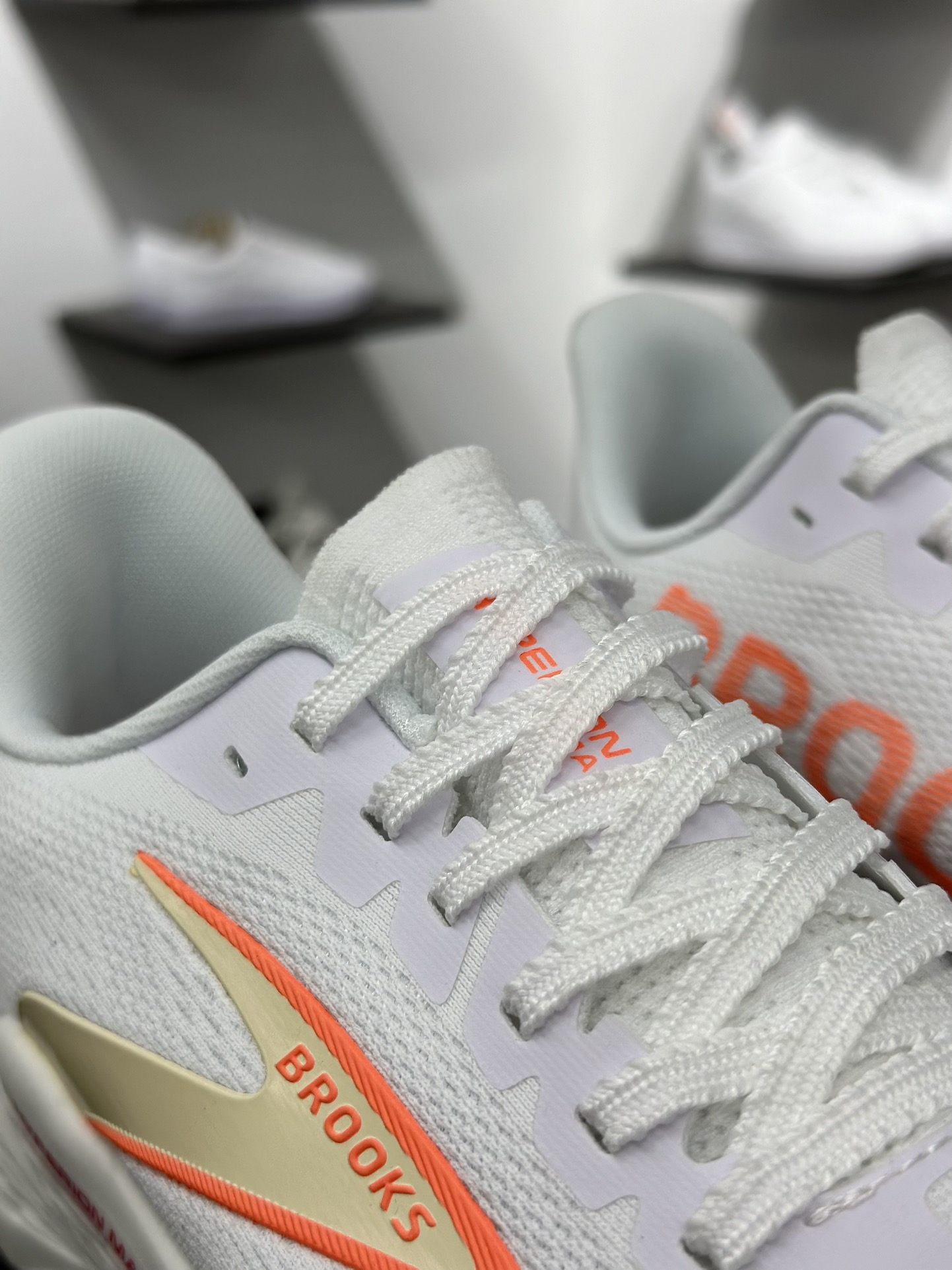 Brooks Hyperion Max 2 布鲁克斯 烈风2系列低帮透气缓震支撑休闲运动慢跑鞋 120423 1B 173 Brooks Hyperion Max 2 布鲁克斯 烈风2系列低帮透气缓震支撑休闲运动慢跑鞋 120423 1B 173