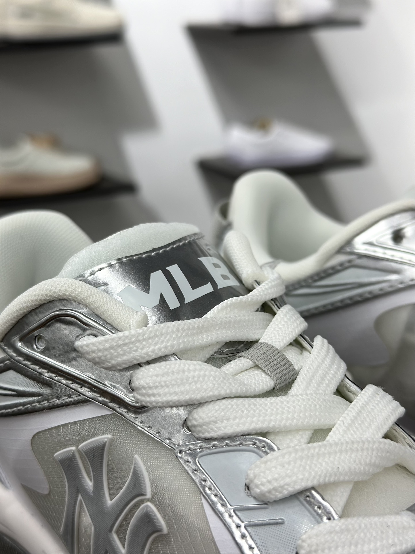 New York Yankees x MLB Mono Chunky Curve Mesh 莫诺大球网面系列低帮慢跑鞋“蝉翼银白NY”3ARNM015N-50WHS