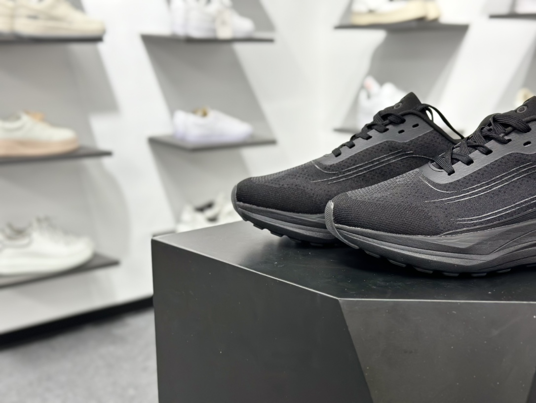 alo yoga Alo Runner 舒适百搭防滑透气 低帮跑步鞋 A0590UCC