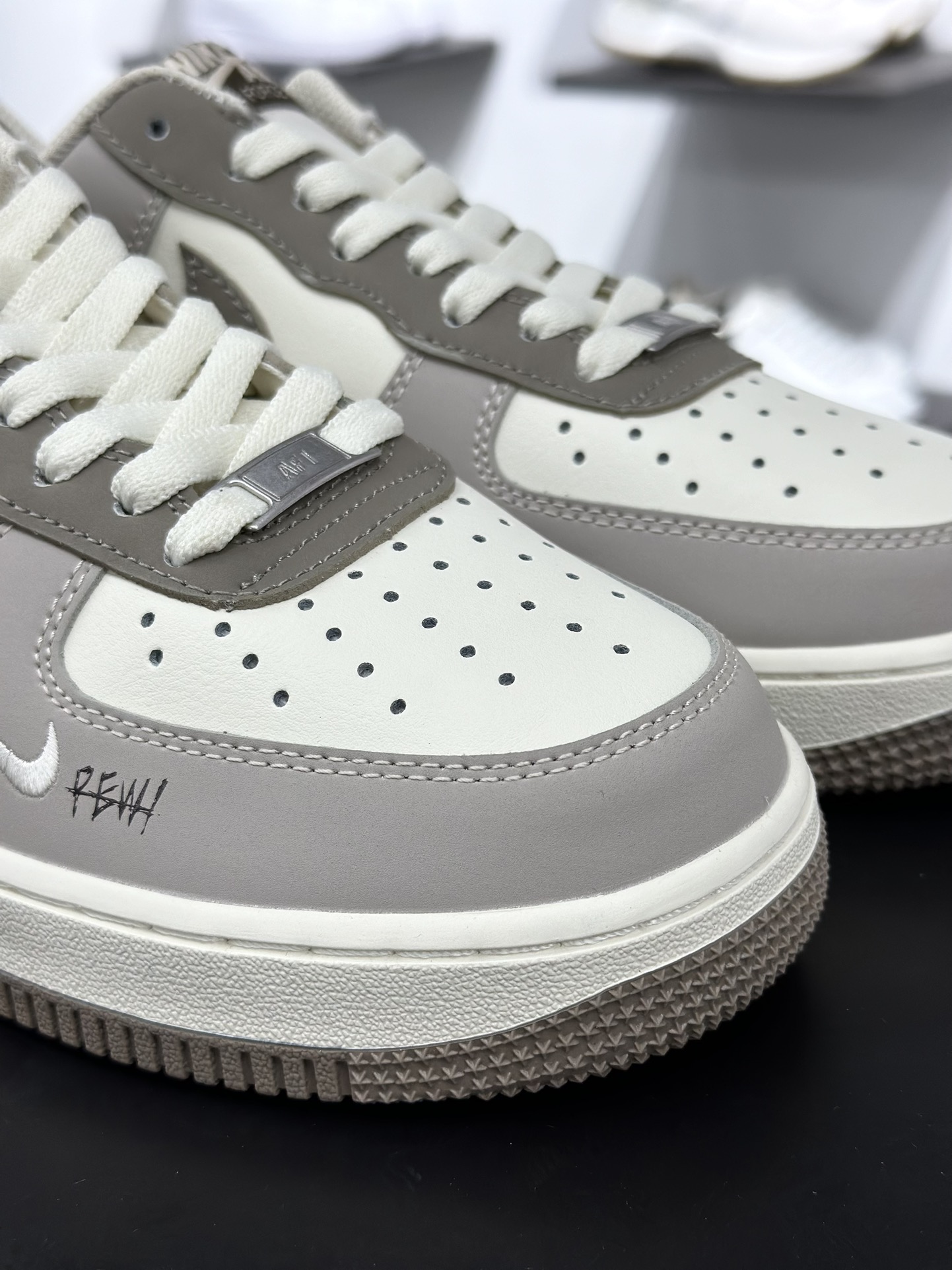 Air Force 1 '07 Low 笑脸熊印花  DB3301-881