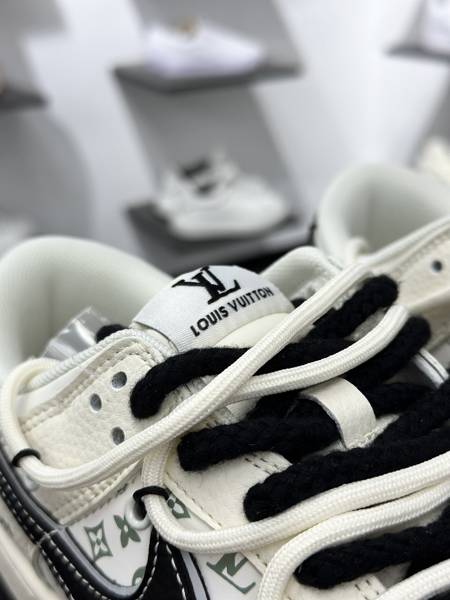 Travis Scott x Nike Air Jordan 1 Low x Louis Vuitton Air Jordan 1 Low 反转白黑小勾满天星倒钩  YX5066-327