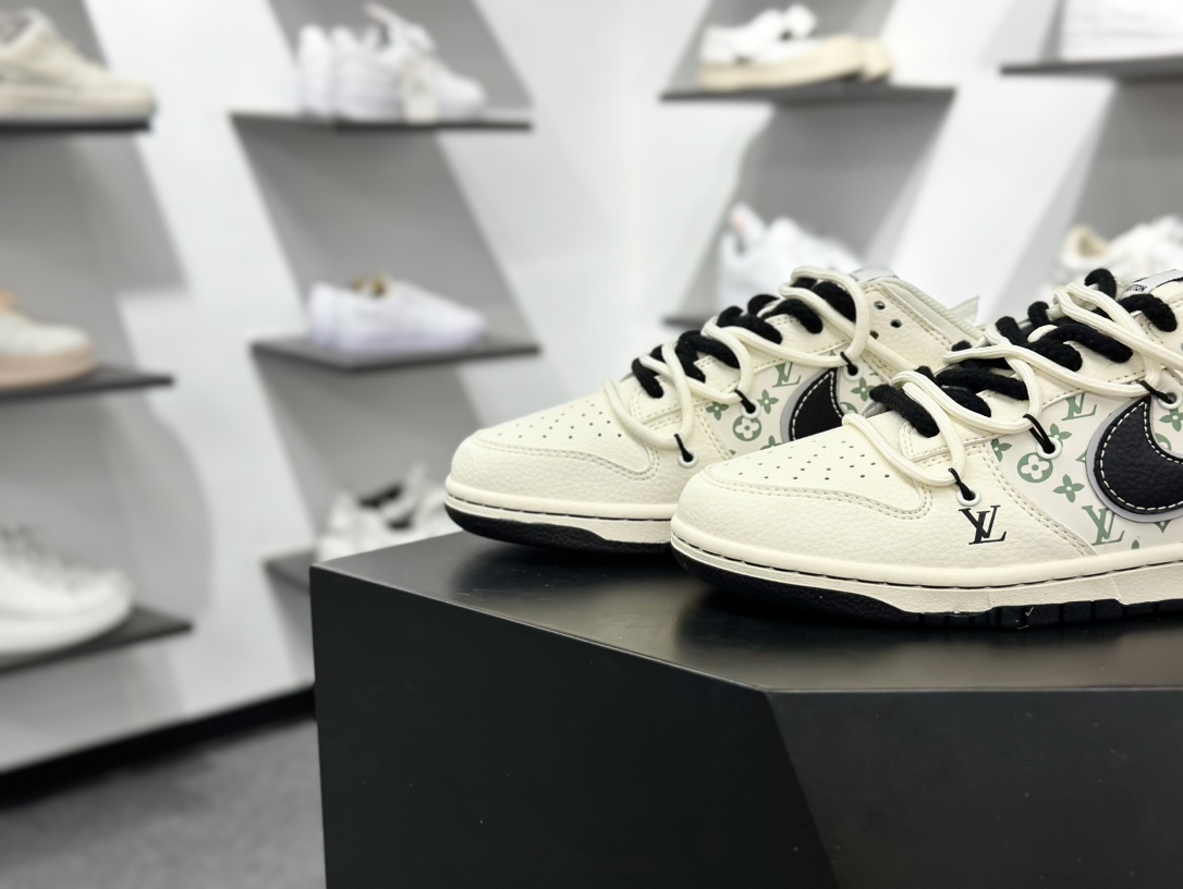 Travis Scott x Nike Air Jordan 1 Low x Louis Vuitton Air Jordan 1 Low 反转白黑小勾满天星倒钩  YX5066-327