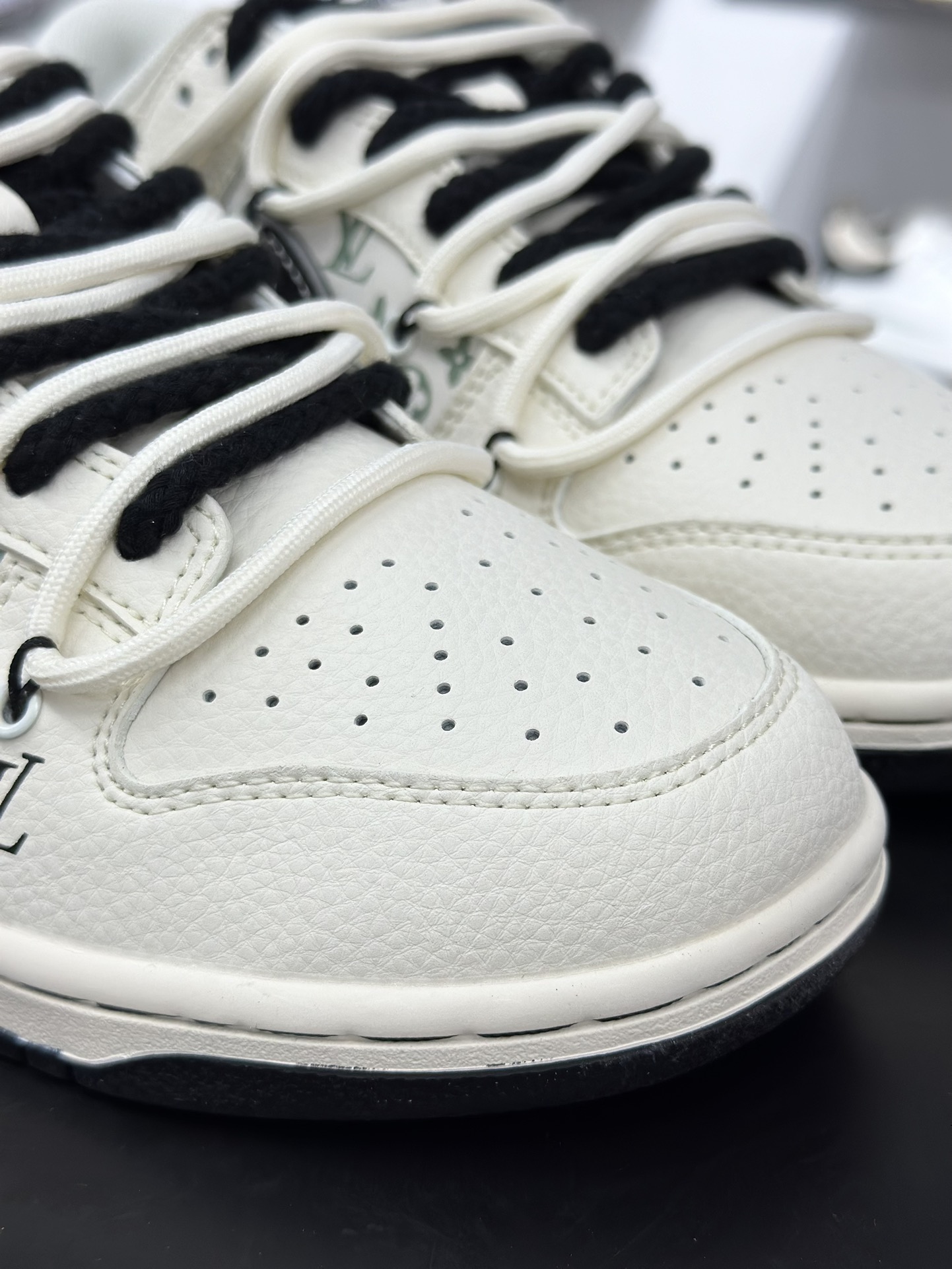 Travis Scott x Nike Air Jordan 1 Low x Louis Vuitton Air Jordan 1 Low 反转白黑小勾满天星倒钩  YX5066-327