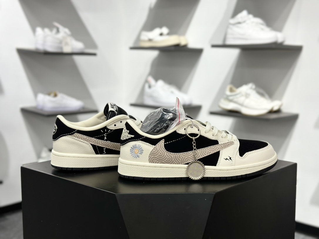 Travis Scott x Fragment Design x Air Jordan 1 Low OG SP AJ1 乔1 权志龙联名 黑白菊花 低帮文化休闲板鞋 XS2024-047 Travis Scott x Fragment Design x Air Jordan 1 Low OG SP AJ1 乔1 权志龙联名 黑白菊花 低帮文化休闲板鞋 XS2024-047