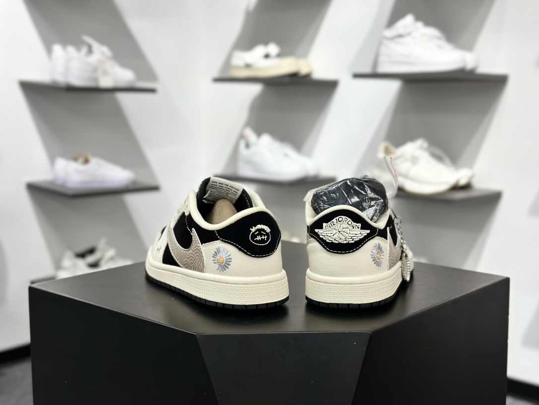 Travis Scott x Fragment Design x Air Jordan 1 Low OG SP AJ1 乔1 权志龙联名 黑白菊花 低帮文化休闲板鞋 XS2024-047 Travis Scott x Fragment Design x Air Jordan 1 Low OG SP AJ1 乔1 权志龙联名 黑白菊花 低帮文化休闲板鞋 XS2024-047