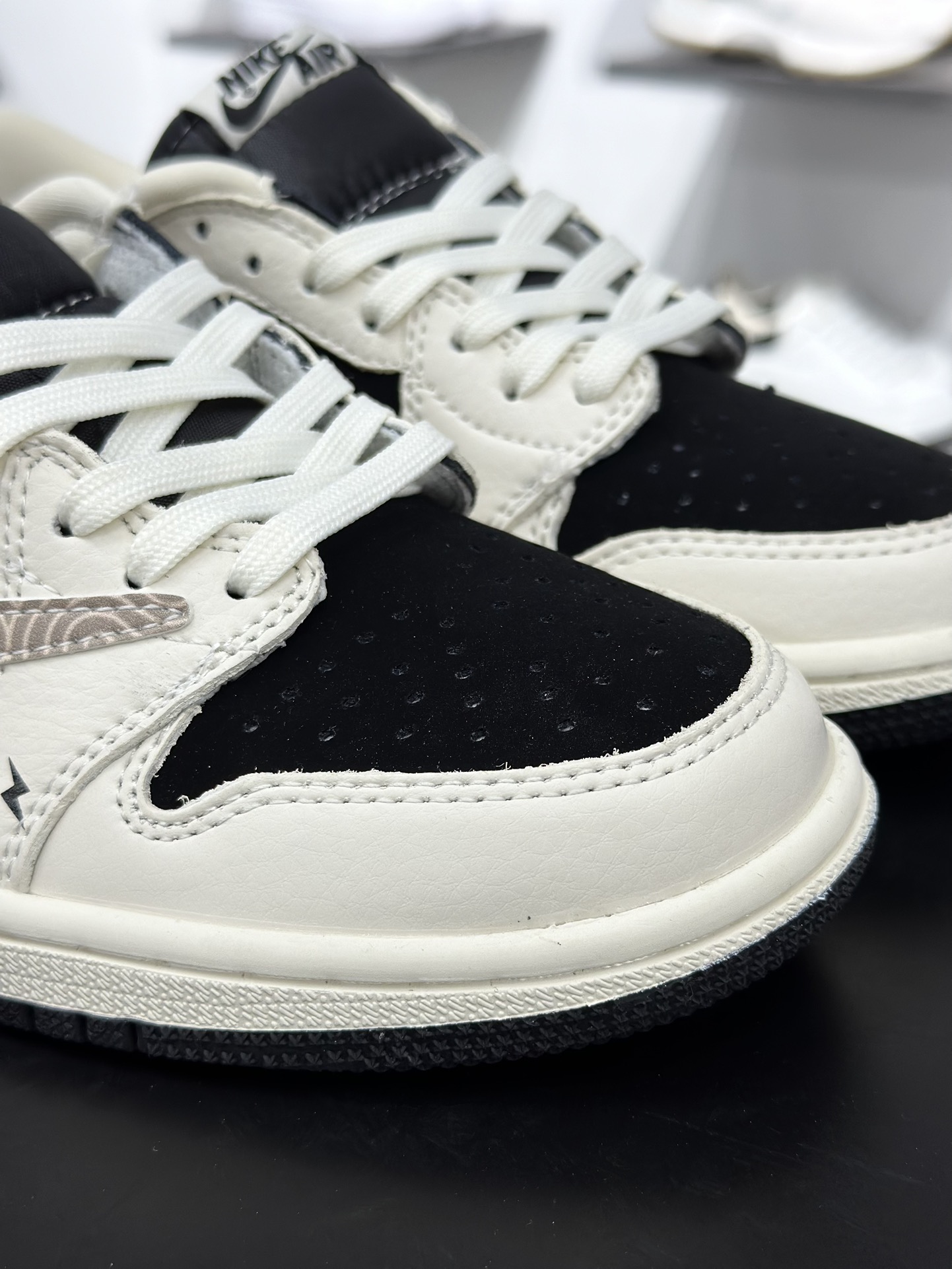 Travis Scott x Fragment Design x Air Jordan 1 Low OG SP AJ1 乔1 权志龙联名 黑白菊花 低帮文化休闲板鞋 XS2024-047 Travis Scott x Fragment Design x Air Jordan 1 Low OG SP AJ1 乔1 权志龙联名 黑白菊花 低帮文化休闲板鞋 XS2024-047