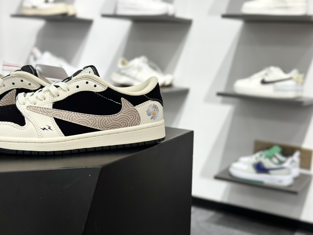 Travis Scott x Fragment Design x Air Jordan 1 Low OG SP AJ1 乔1 权志龙联名 黑白菊花 低帮文化休闲板鞋 XS2024-047 Travis Scott x Fragment Design x Air Jordan 1 Low OG SP AJ1 乔1 权志龙联名 黑白菊花 低帮文化休闲板鞋 XS2024-047