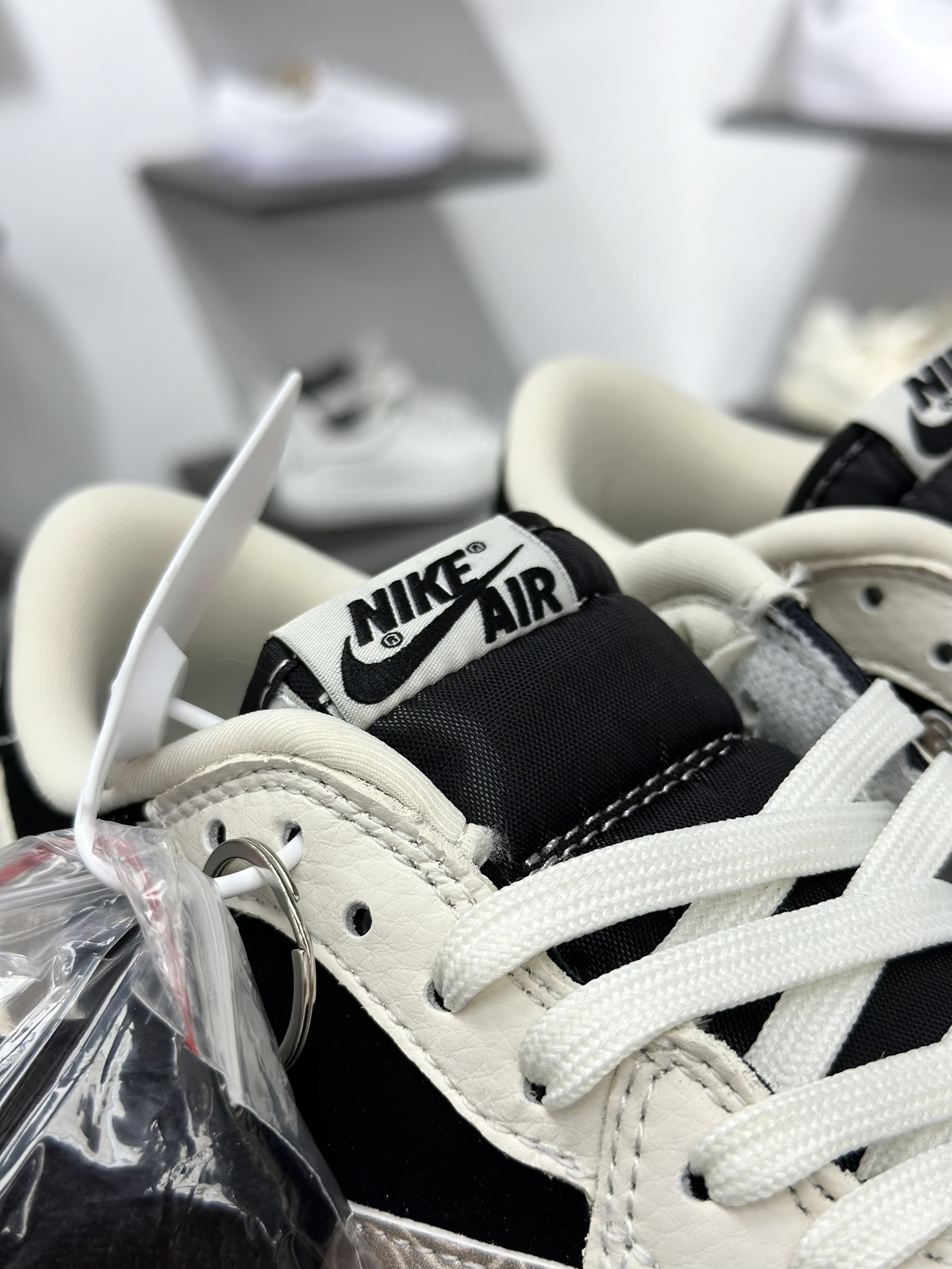 Travis Scott x Fragment Design x Air Jordan 1 Low OG SP AJ1 乔1 权志龙联名 黑白菊花 低帮文化休闲板鞋 XS2024-047 Travis Scott x Fragment Design x Air Jordan 1 Low OG SP AJ1 乔1 权志龙联名 黑白菊花 低帮文化休闲板鞋 XS2024-047