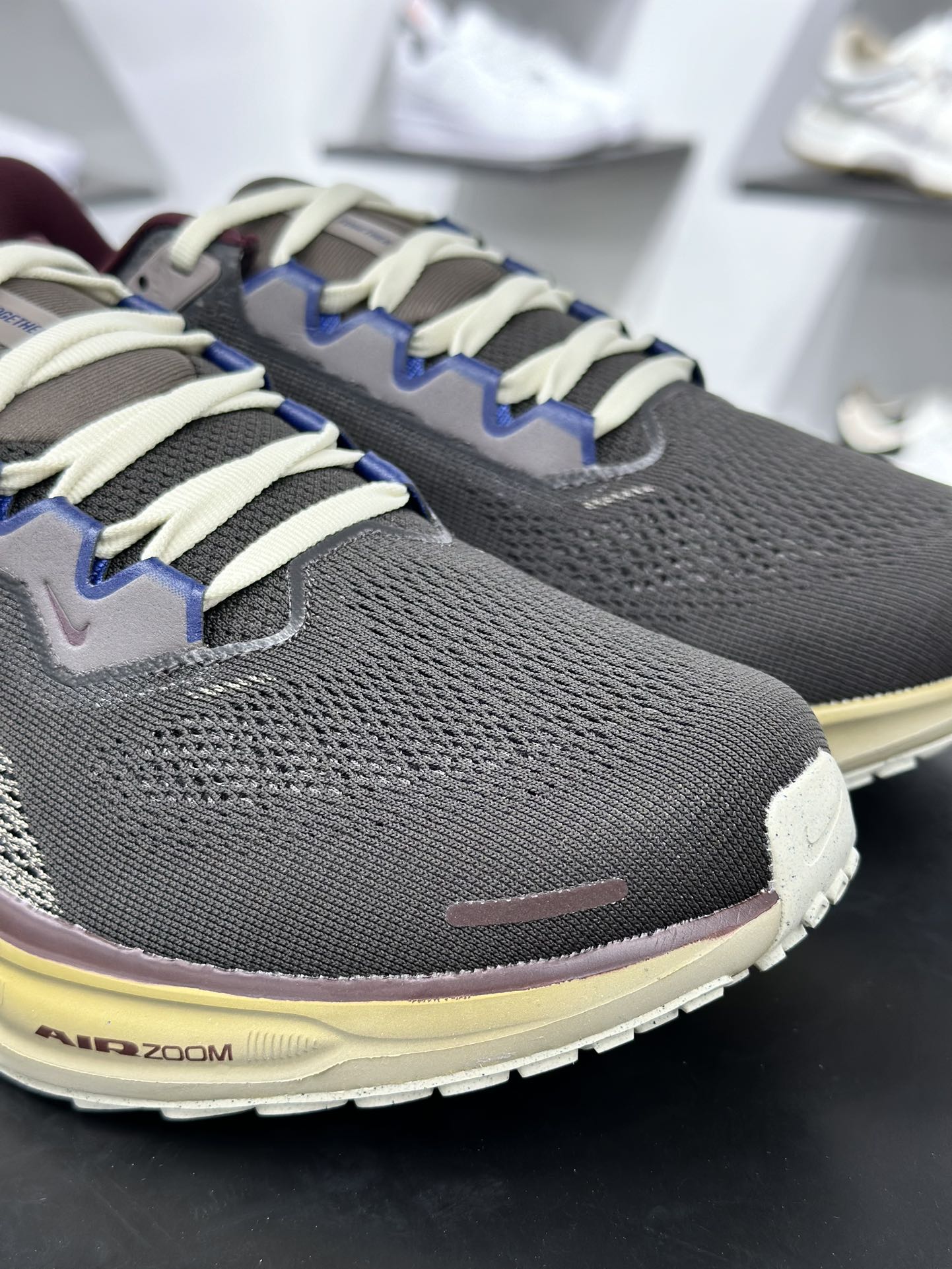 NK Air Zoom Pegasus 41 鞋面采用外层由韧性纱线+内层网眼布的设计 HV4327-299