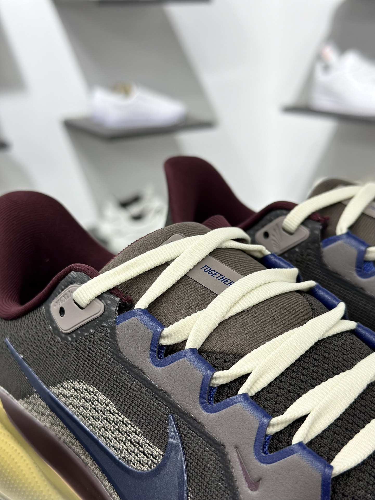 NK Air Zoom Pegasus 41 鞋面采用外层由韧性纱线+内层网眼布的设计 HV4327-299