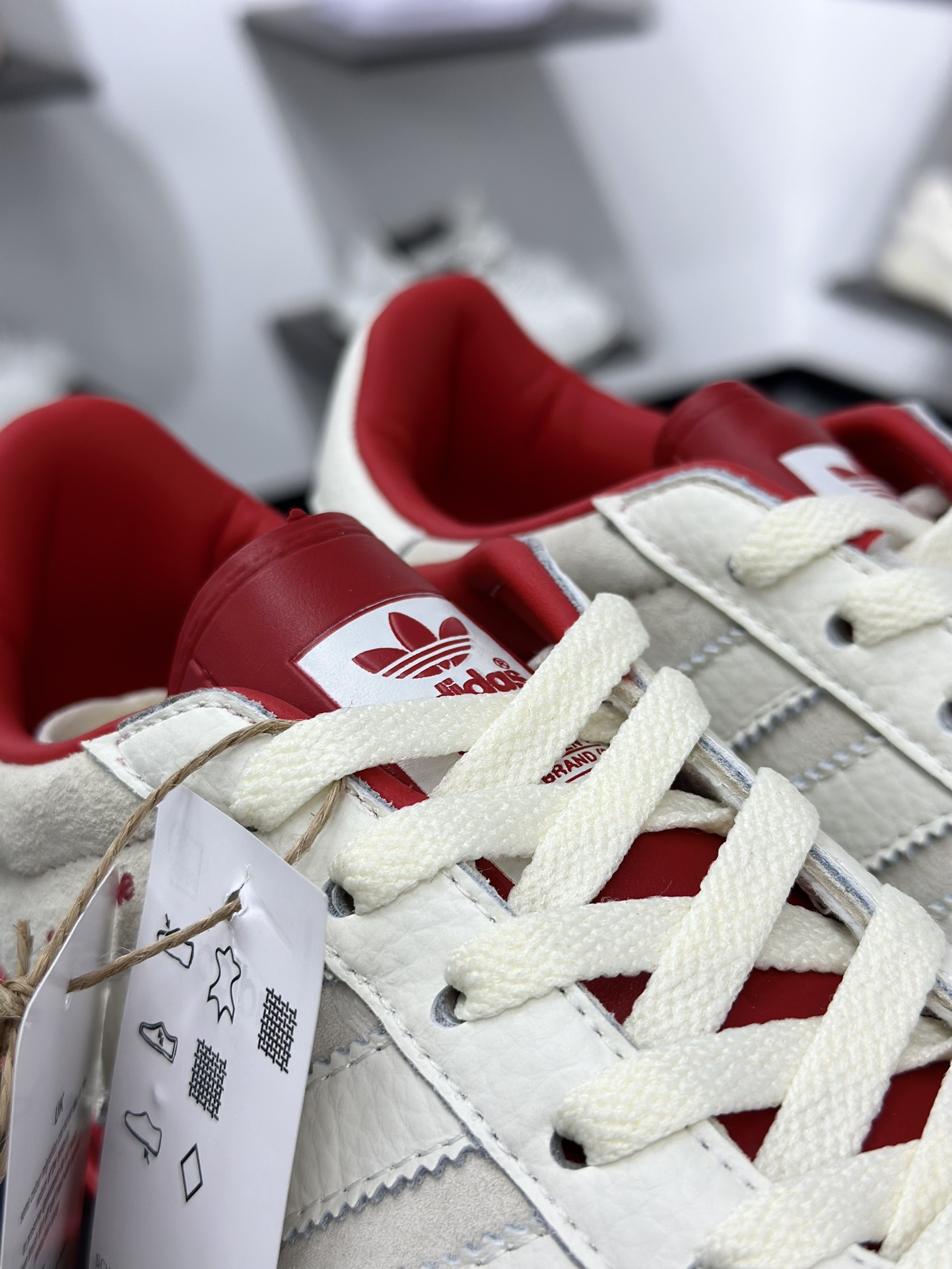 AD Originals Gazelle INdoor x superme 三叶草休闲防滑耐磨低帮板鞋 DD6610 AD Originals Gazelle INdoor x superme 三叶草休闲防滑耐磨低帮板鞋 DD6610