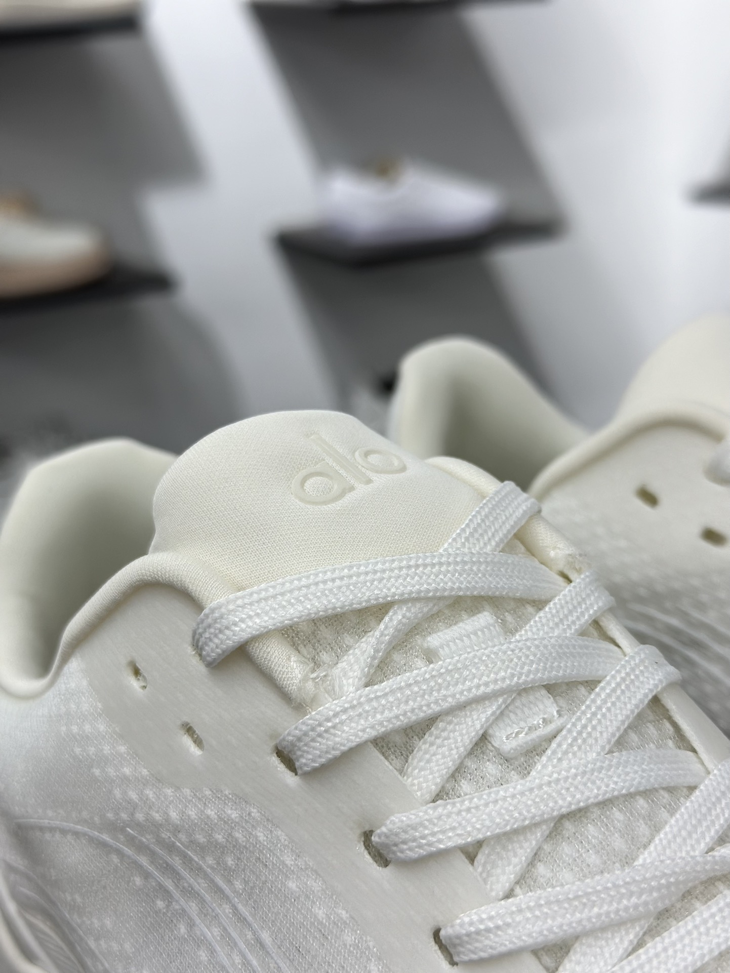 ALOalo yoga Alo Runner 白色 舒适百搭透气低帮跑步鞋